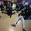 Policie cvičila před MS v hokeji zákroky proti násilným divákům i protestujícím 
